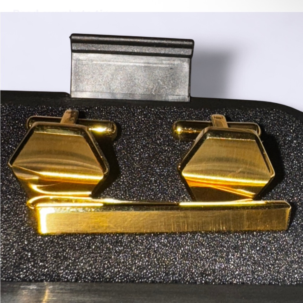 Ridge 24K Gold - Cufflinks & Tie Bar Set was told that set has 1/8th ounce gold - Picture 2 of 12